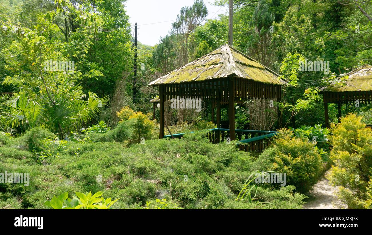 LAZAREVSKOE, SOTSCHI, RUSSLAND - 29. MAI 2021: Pavillons für Touristen im Erholungsgebiet des Königreichs Berendeevo, Sotschi. Stockfoto