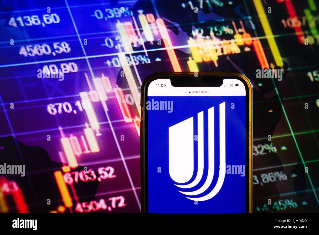 KONSKIE, POLEN – 07. August 2022: Smartphone mit Logo der UnitedHealth Group Inc., einem amerikanischen multinationalen Unternehmen für das Gesundheitswesen und Versicherungen Stockfoto