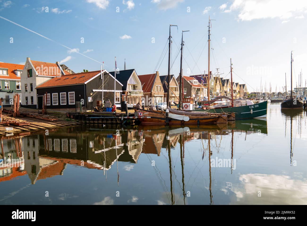 Urk Flevoland Niederlande ein sonniger Frühlingstag im alten Dorf Urk mit Fischerbooten am Hafen Stockfoto
