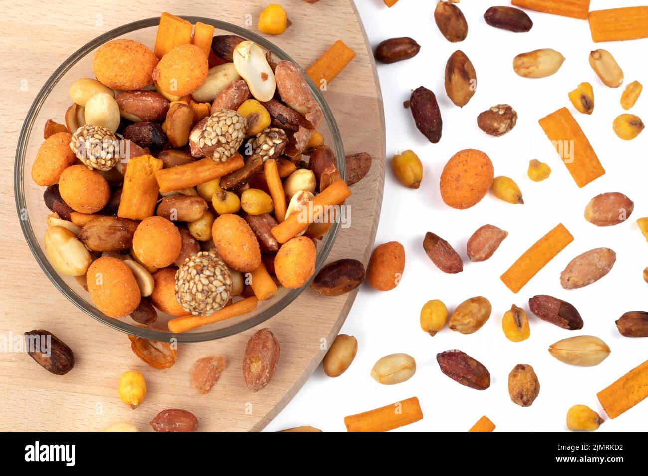 Gemischte Nüsse und trockene Früchte auf weißem Hintergrund. Draufsicht. Stockfoto