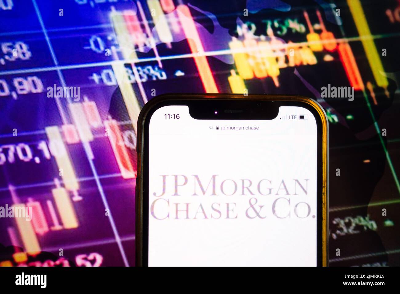 KONSKIE, POLEN - 07. August 2022: Smartphone mit dem Logo von JPMorgan Chase auf dem Hintergrund des Börsendiagramms Stockfoto