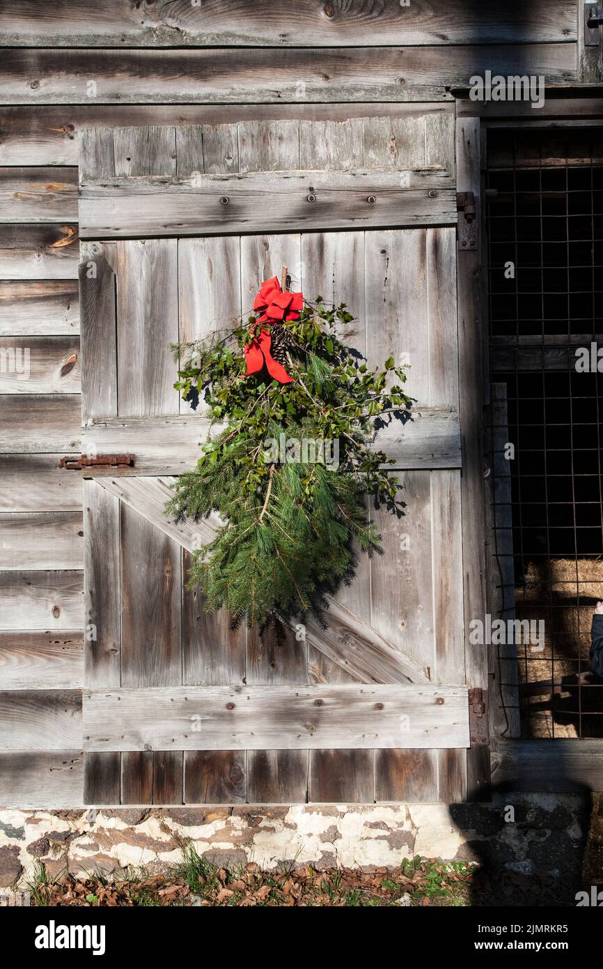 Weihnachts-Vintage-Tür an einer verwitterten Scheunentür, New Jersey, USA Stockfoto