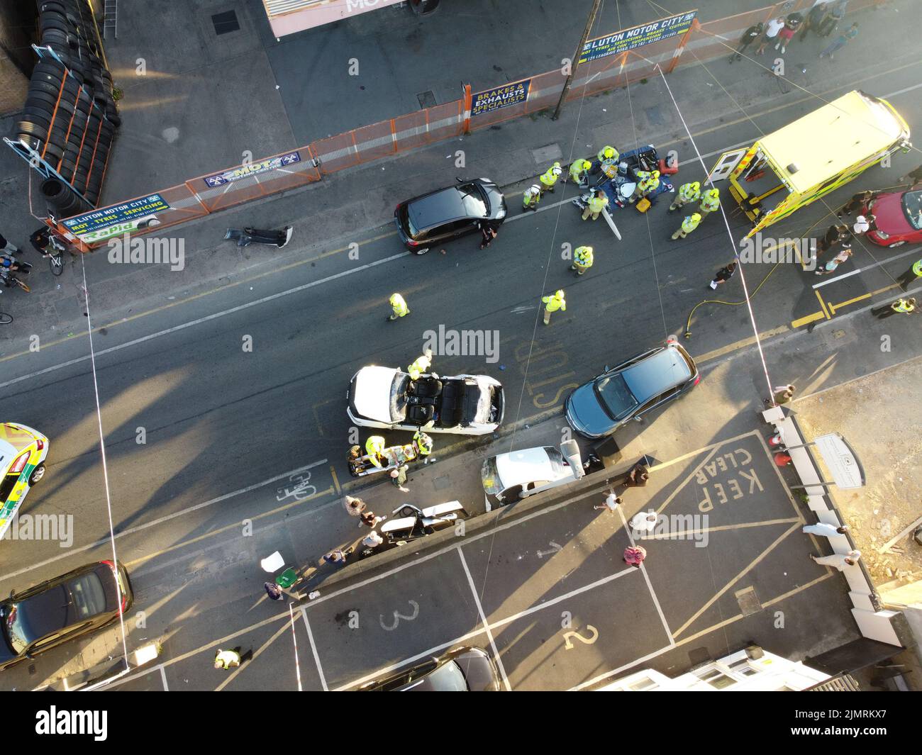 Unfall in der Leagrave Road Luton, England, viele Polizei, Feuerwehr