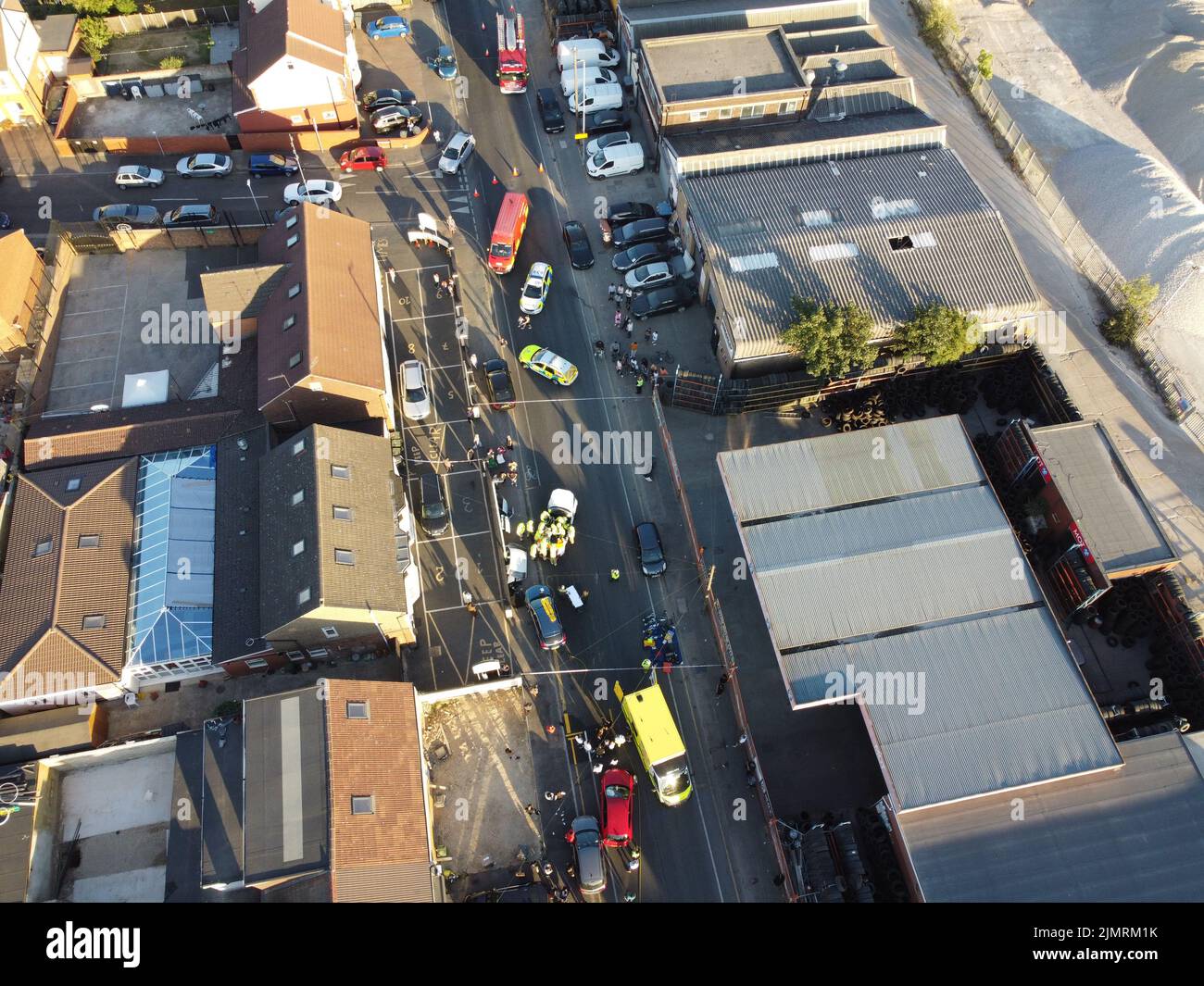 Unfall in der Leagrave Road Luton, England, viele Polizei, Feuerwehr