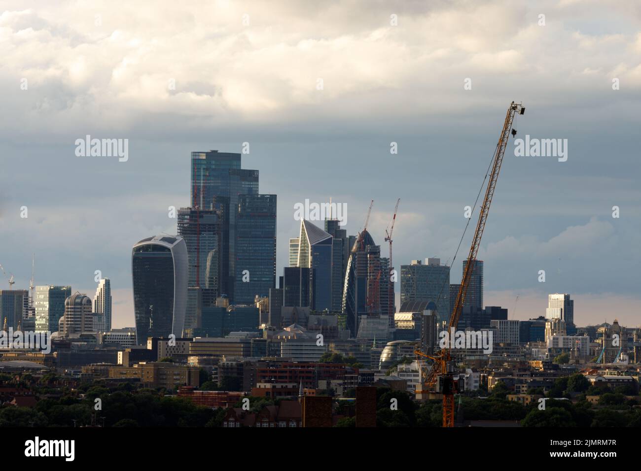 Landschaftlich schöner Blick auf die City of London aus dem Süden. Tower Bridge auf der rechten Seite. Die City ist das primäre zentrale Geschäftsviertel von London und t Stockfoto