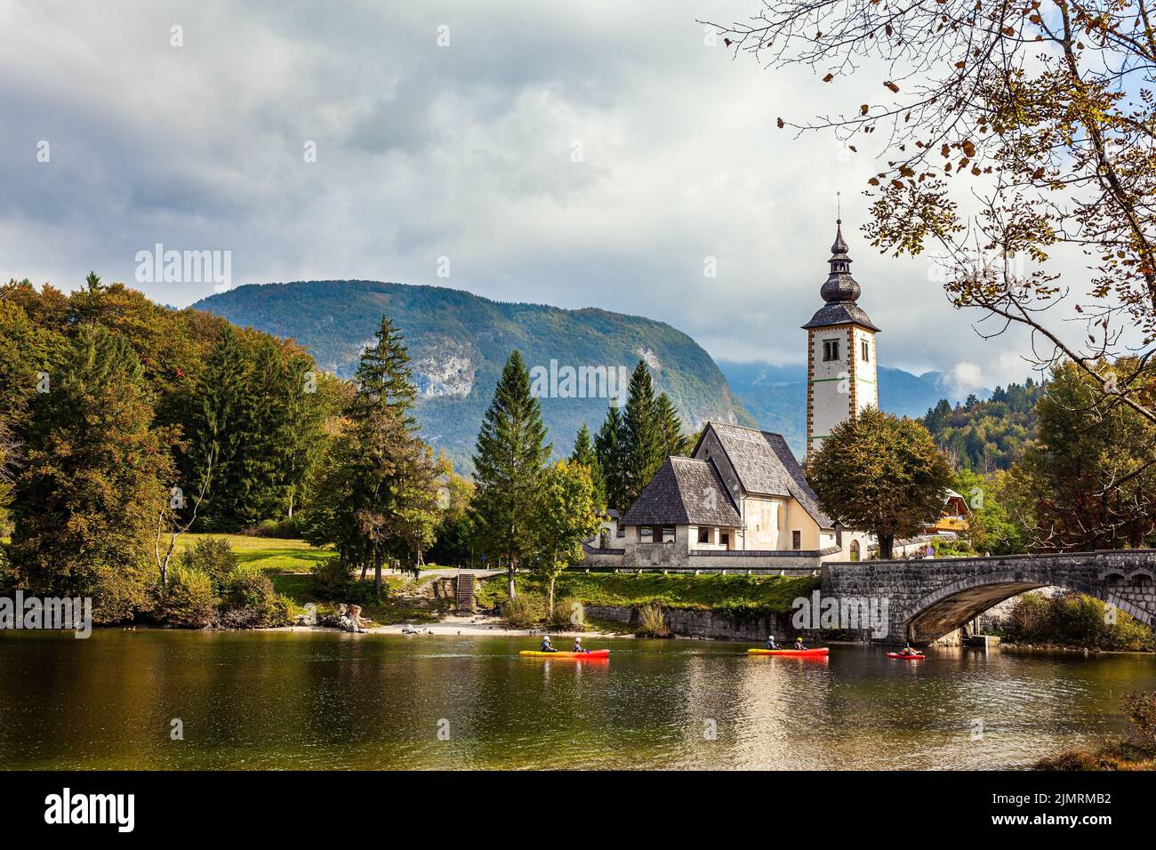 Herrlicher Bergsee glazialen Ursprungs Stockfoto