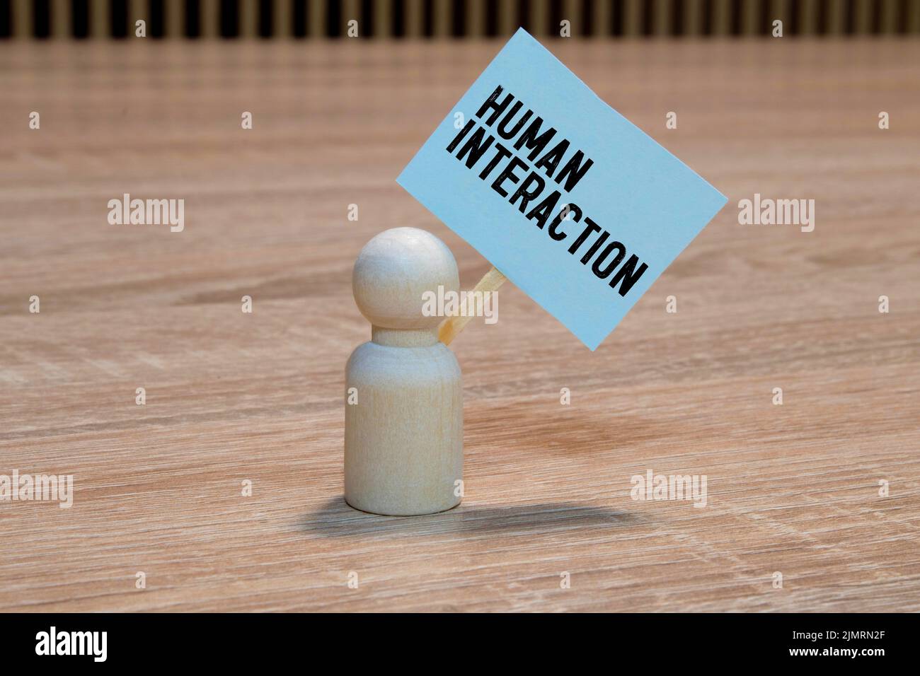 Closeup auf Geschäftsmann hielt eine Karte mit Text menschlicher Interaktion, Firmen-Konzept-Image mit soft-Fokus-Hintergrund und Vintage-Ton Stockfoto