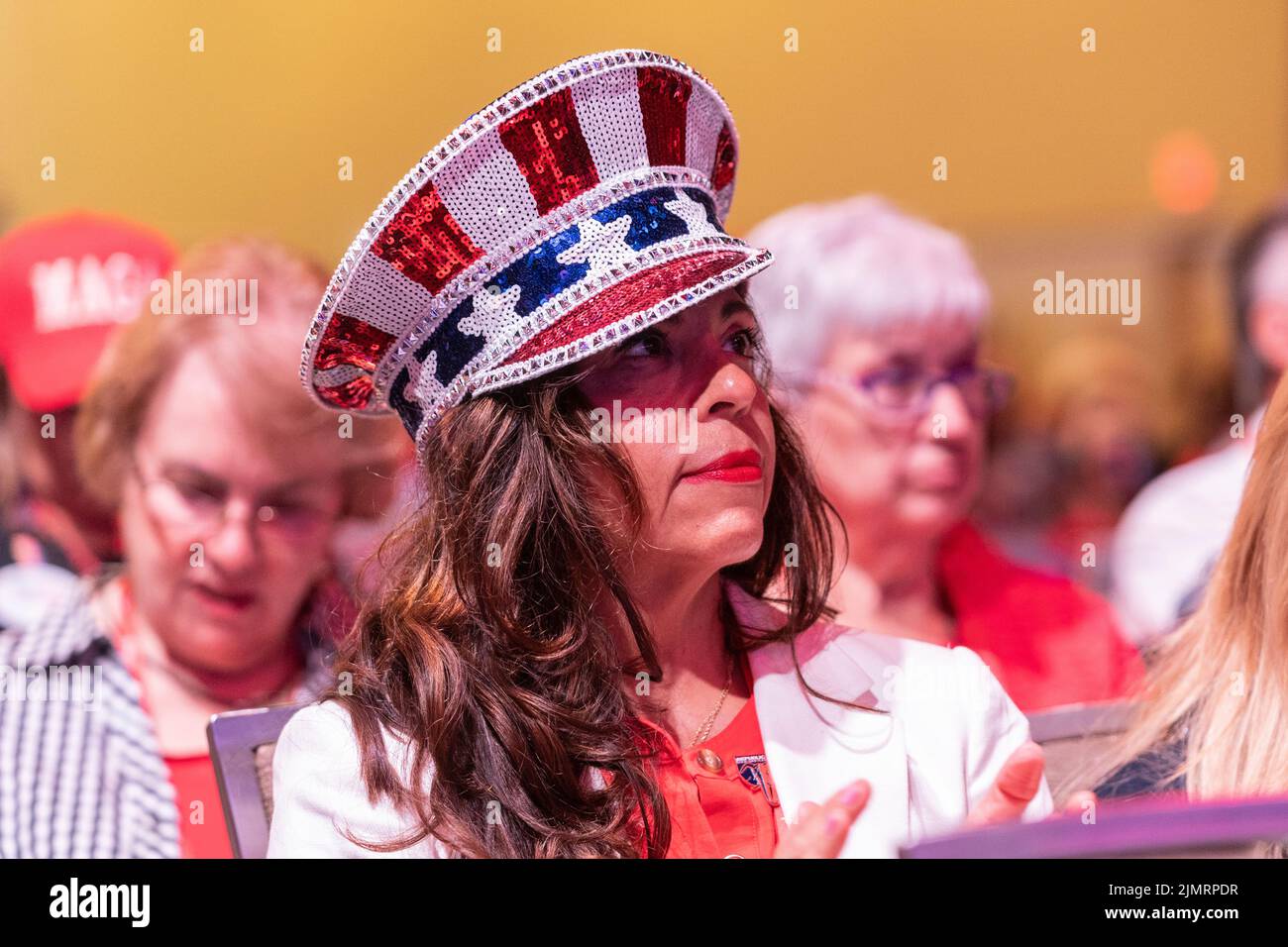 Dallas, TX - 6. August 2022: Eine Frau nimmt an der CPAC Texas 2022 Konferenz im Hilton Anatole Teil Stockfoto