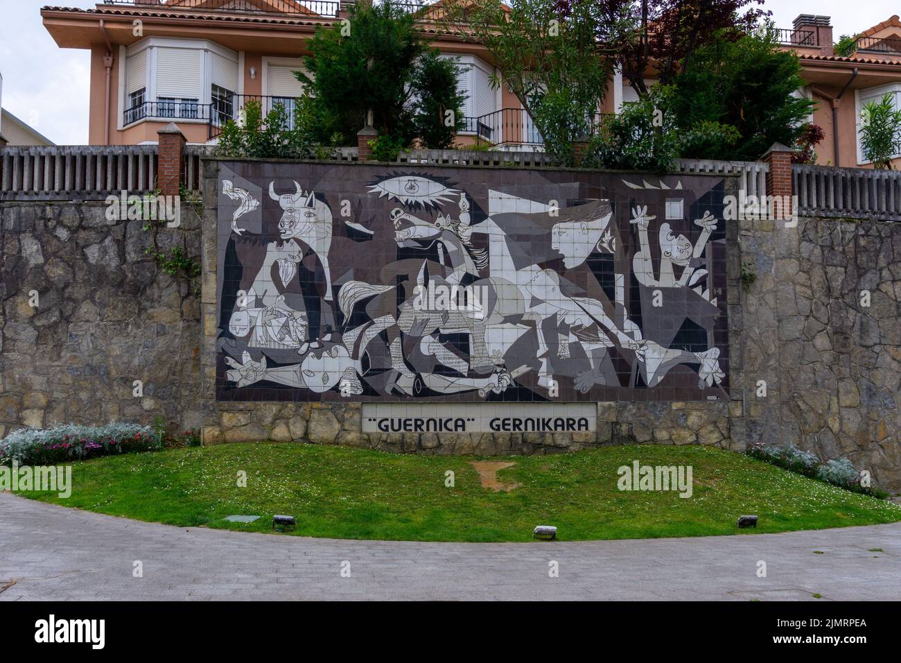 Blick auf die Guernica Mural von Picasso im historischen Stadtzentrum von Guernica Stockfoto