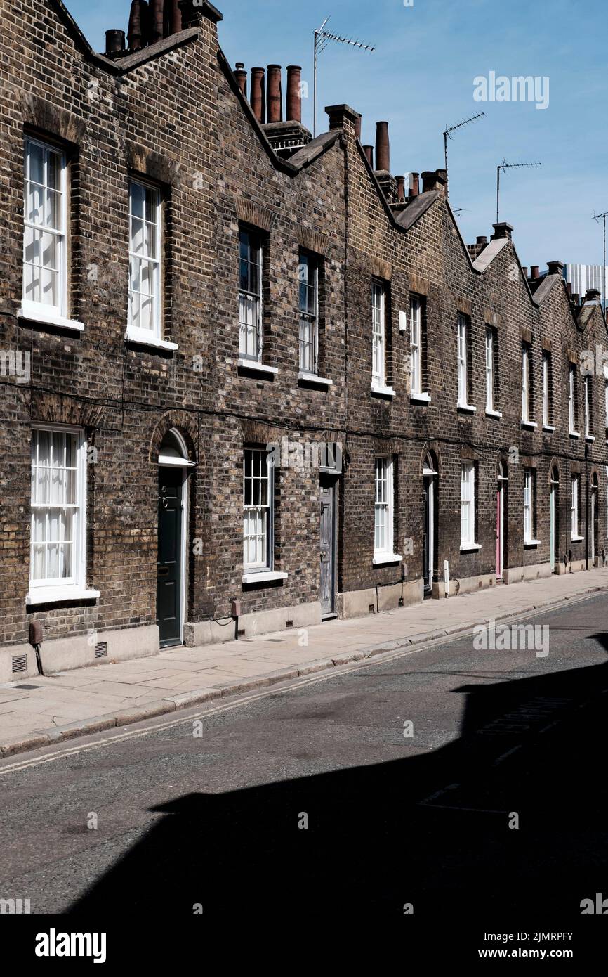 Reihe von terrassenförmig angelegten, spät georgianischen Arbeiterhäusern, Roupell Street, Waterloo, London SE1. VEREINIGTES KÖNIGREICH. Stockfoto