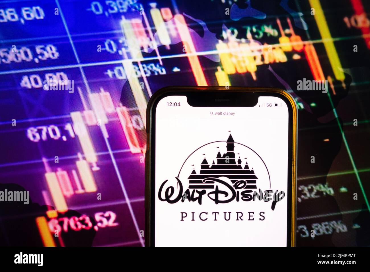 KONSKIE, POLEN - 07. August 2022: Smartphone mit Logo von Walt Disney Pictures auf dem Hintergrund des Börsendiagramms Stockfoto