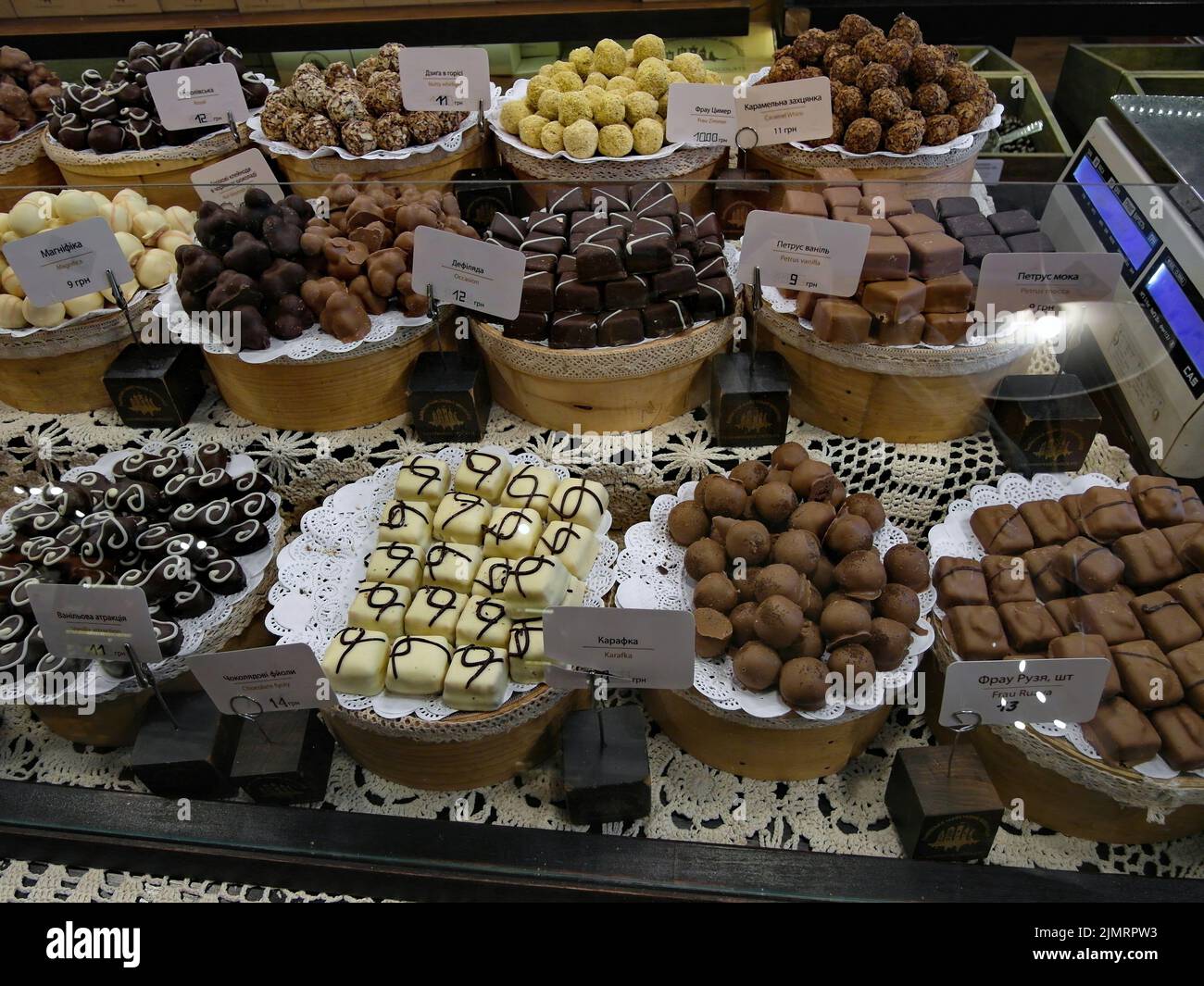 Schokoladen-Produkte zum Verkauf im Lviv Chocolate Shop Stockfoto