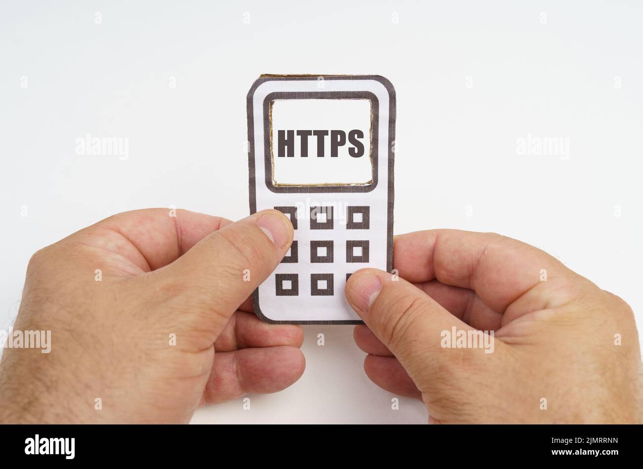Technologie- und Sicherheitskonzept. Auf weißem Hintergrund, in den Händen einer Person, ein Pappmodell eines Telefons mit einer Aufschrift auf dem Bildschirm - Stockfoto