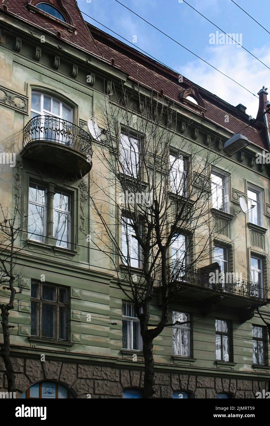 Die hübsche ukrainische Stadt Lviv mit ihren Kirchen und Palästen im