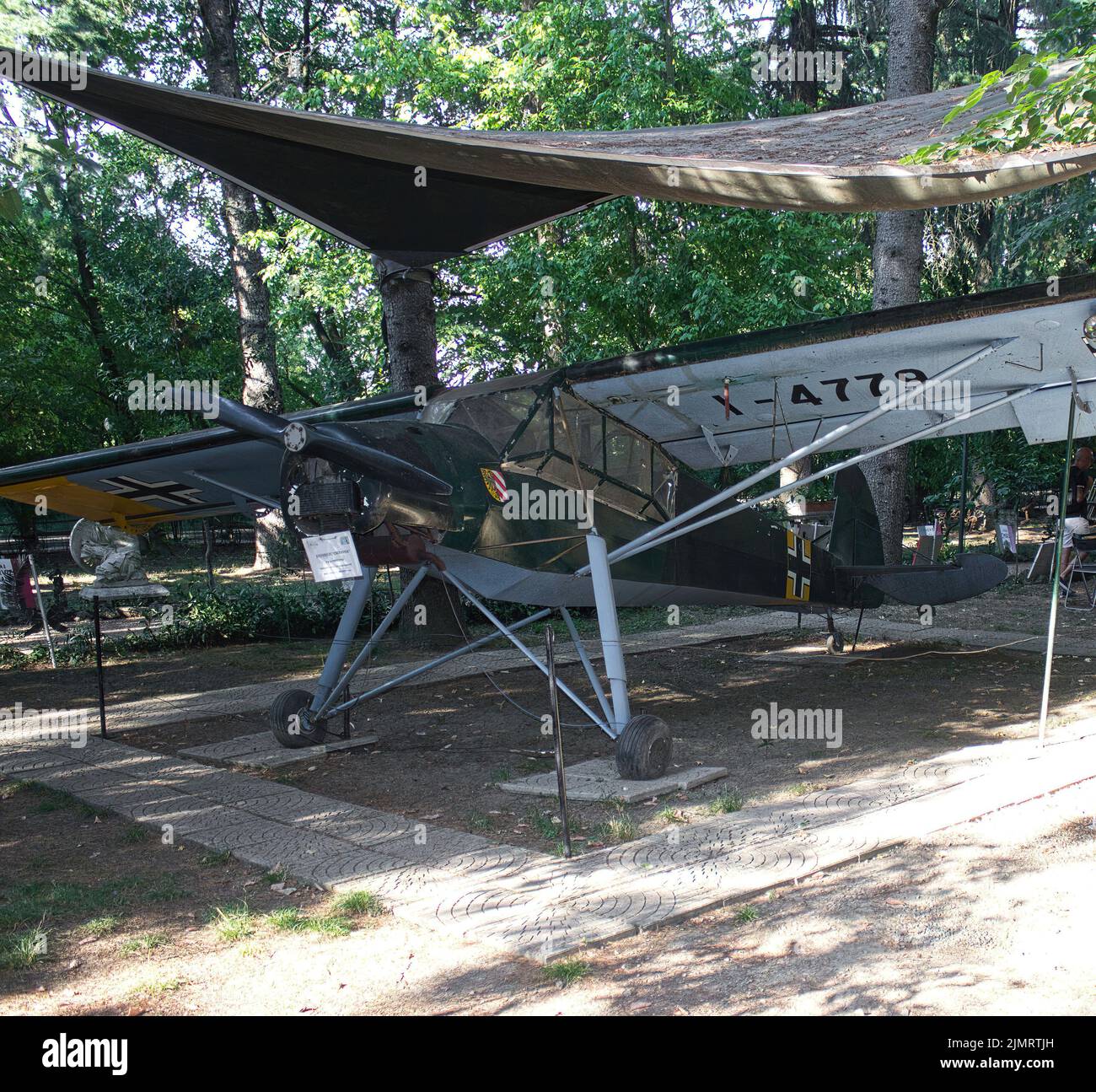 Der Fieseler FI 156 im Garten DER VILLA CARPENA, dem Flugzeug, das von Otto Skorzeny zur Rettung Mussolini am Campo Imperatore benutzt wurde, Stockfoto