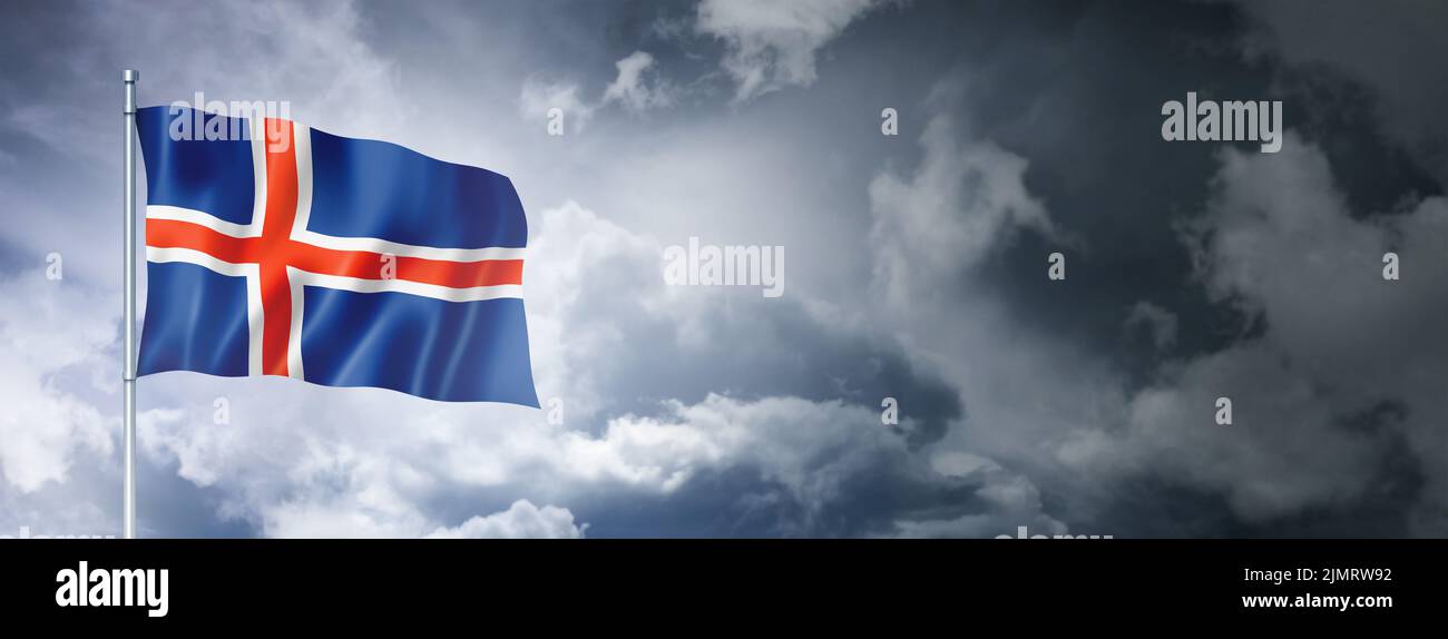 Isländische Flagge auf einem bewölkten Himmel Stockfoto