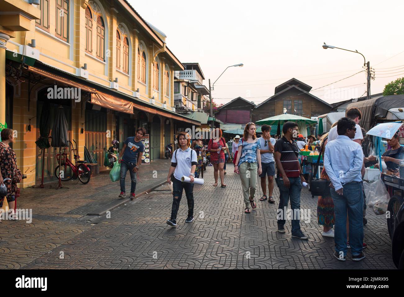 BANGKOK - THAILAND, 20. März 2016. Die Straßen von Bangkok. Traditionelle Straßenverkäufer und Taxis und Anmiete für den Transport Stockfoto