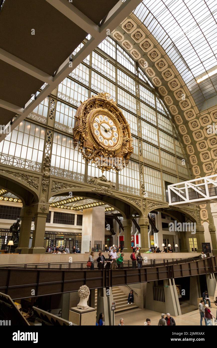 Paris, Frankreich, März 28 2017: Goldene Uhr des Museums D'Orsay.das Musée d'Orsay ist ein Museum in Paris, am linken Ufer des Stockfoto