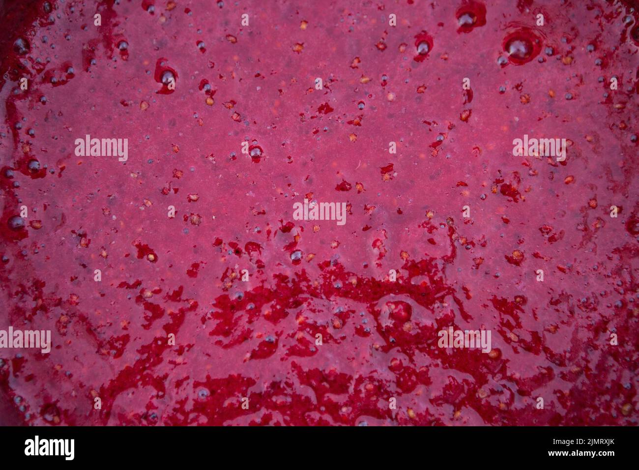 Der Prozess der Herstellung von Johannisbeersoße. Rote Johannisbeergelee von oben Stockfoto