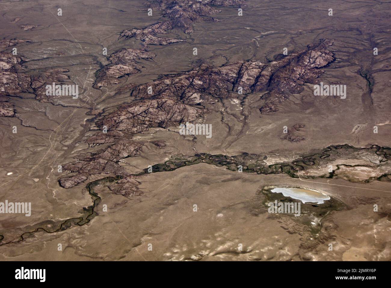 Luftaufnahme des Sweetwater River, in der halbtrockenen Hochwüste von Carbon County, in der Nähe von Martin'c Cove, Wyoming, USA. Stockfoto