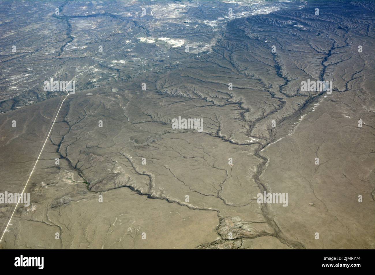 Adern von Fluss- und Entwässerungssystemen in der halbtrockenen Hochwüste von Carbon County, Wyoming, USA. Stockfoto