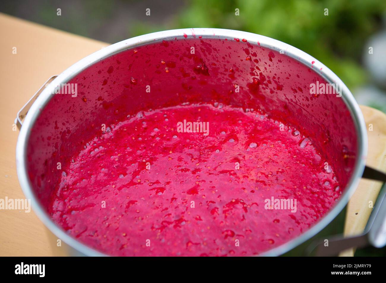 Der Prozess der Herstellung von Johannisbeersoße. Rote Johannisbeergelee von oben Stockfoto