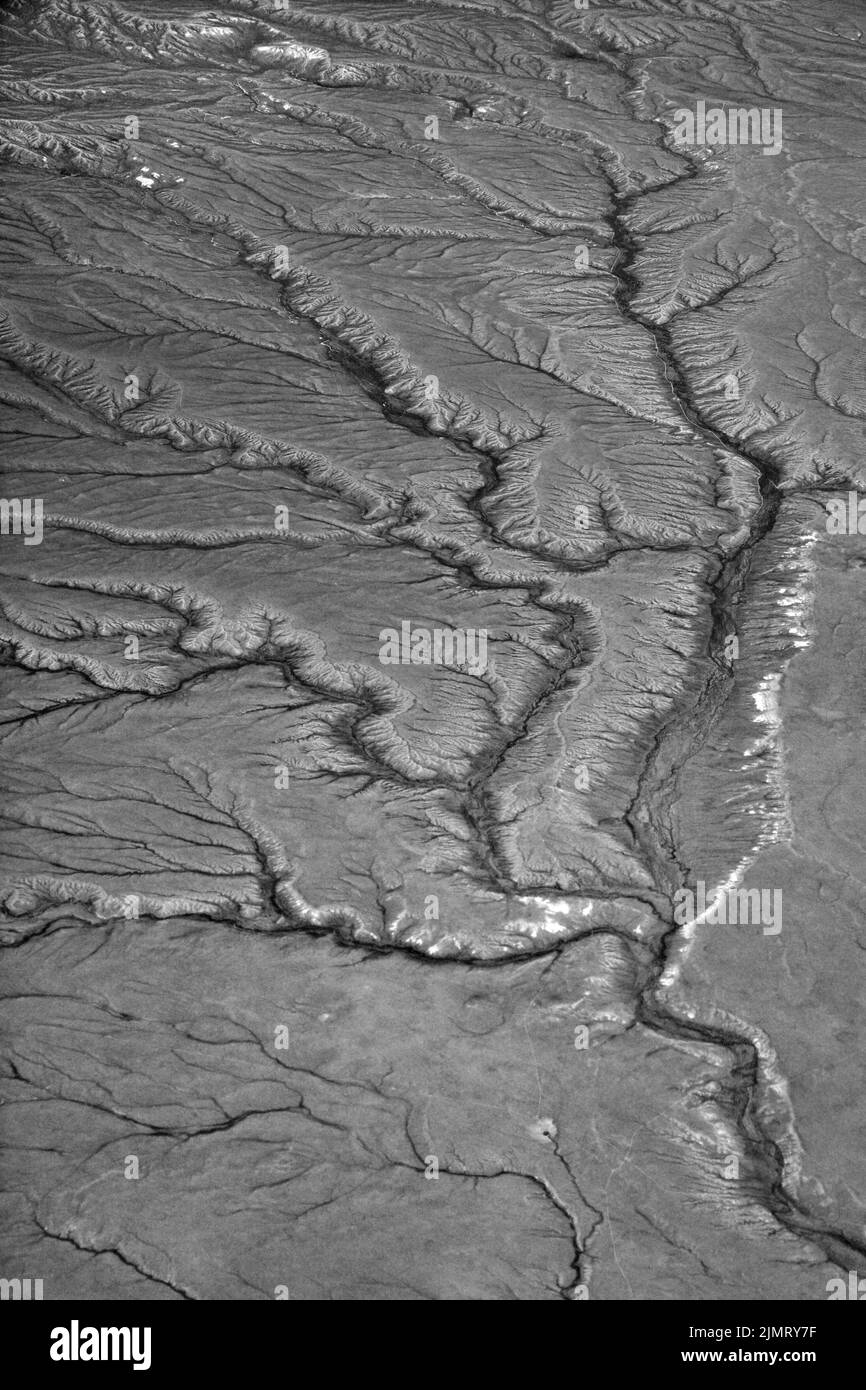 Adern von Fluss- und Entwässerungssystemen in der halbtrockenen Hochwüste von Carbon County, Wyoming, USA. Stockfoto