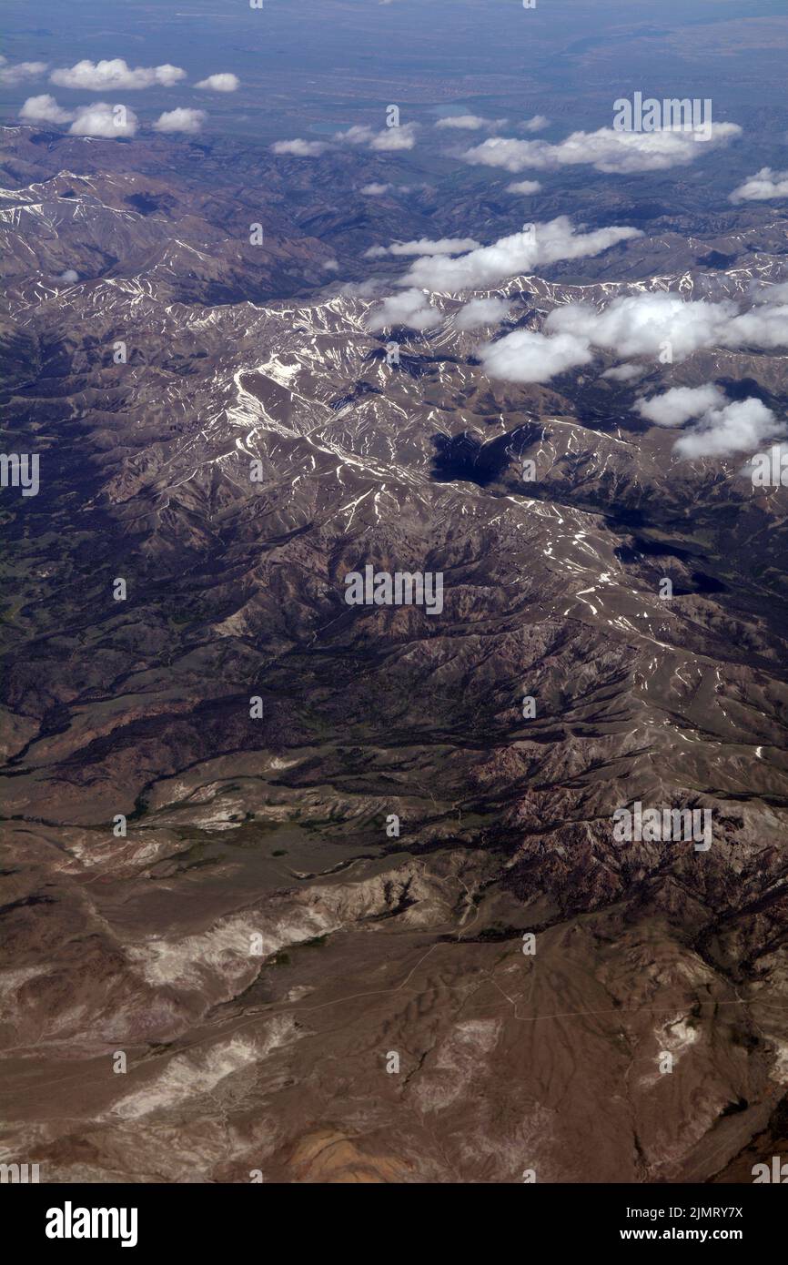 Luftaufnahme des Shoshone National Forest und der Absaroka Mountains, einem Untergebiet der Rocky Mountains, im Nordwesten von Wyoming, USA. Stockfoto