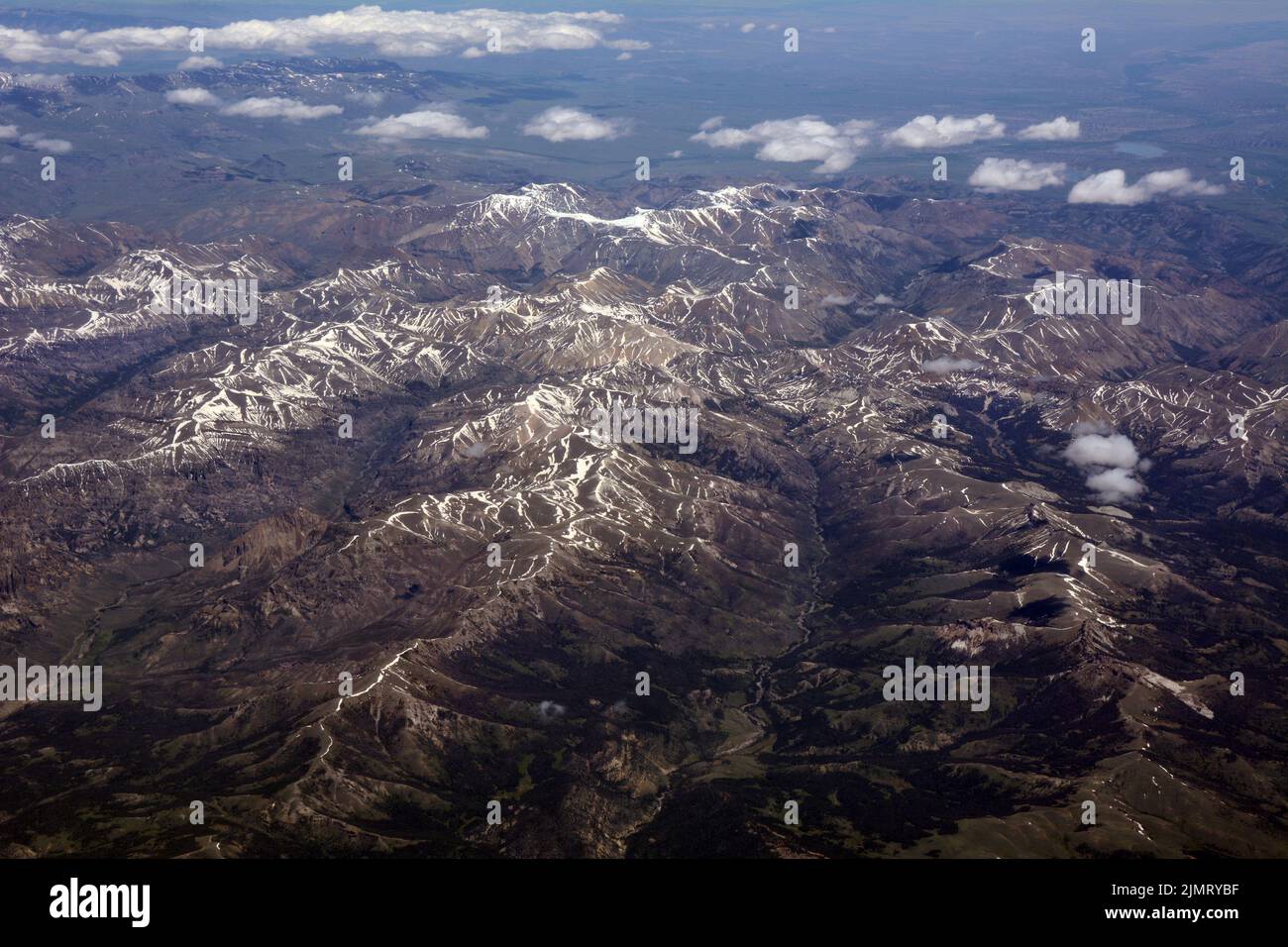 Luftaufnahme des Shoshone National Forest und der Absaroka Mountains, einem Untergebiet der Rocky Mountains, im Nordwesten von Wyoming, USA. Stockfoto