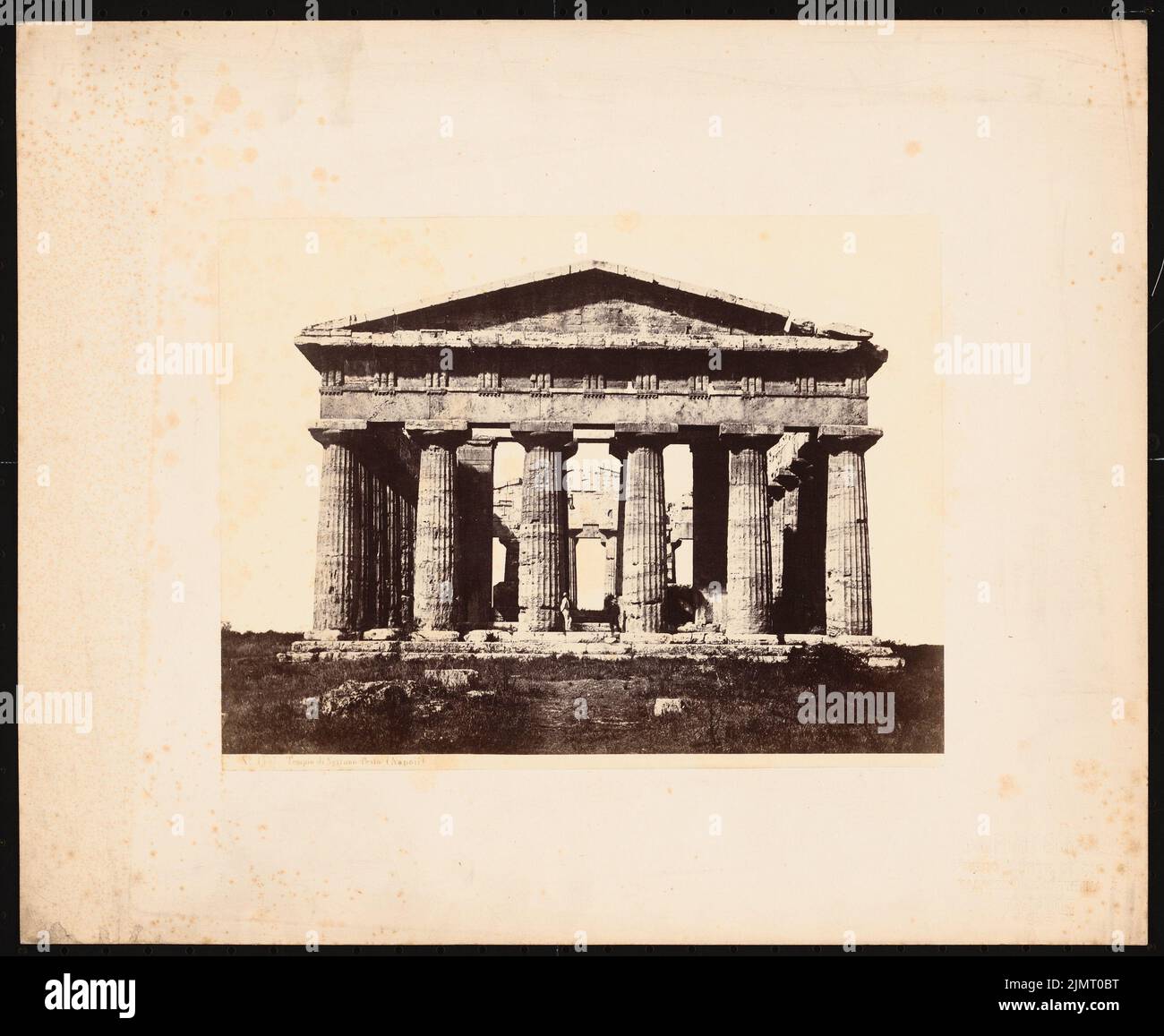 Sommer Giorgio, Neptuntempel in Pestum (um 1900): Vorderansicht des Neptuntempels in Pestum. Foto auf Papier, 32 x 38,9 cm (inklusive Scan-Kanten) Sommer Giorgio : Neptuntempel, Paestum Stockfoto