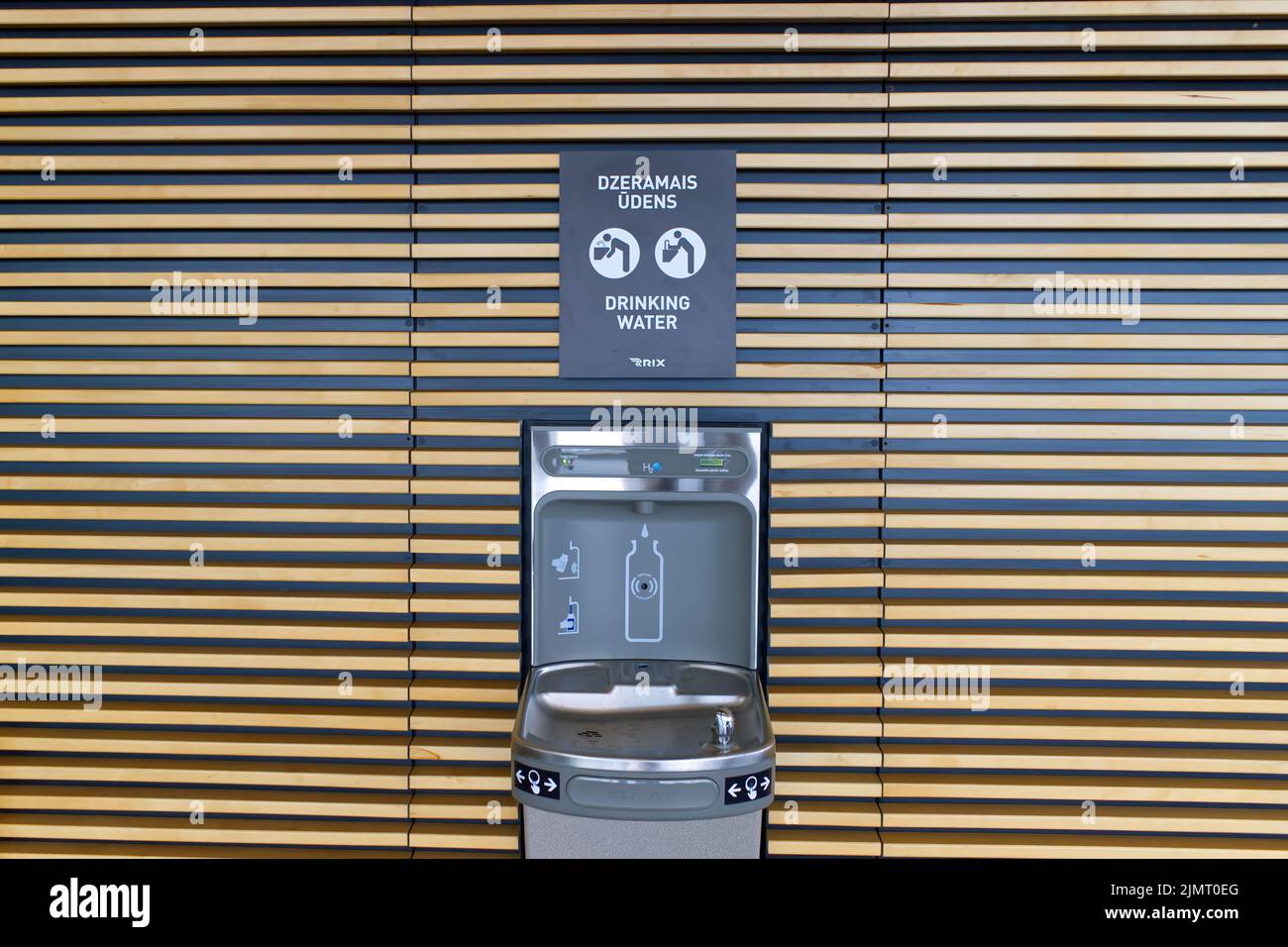 Trinkwassertankstelle am Flughafen, Nachfüllung, wiederverwendbare Flasche. Umweltfreundlich Stockfoto
