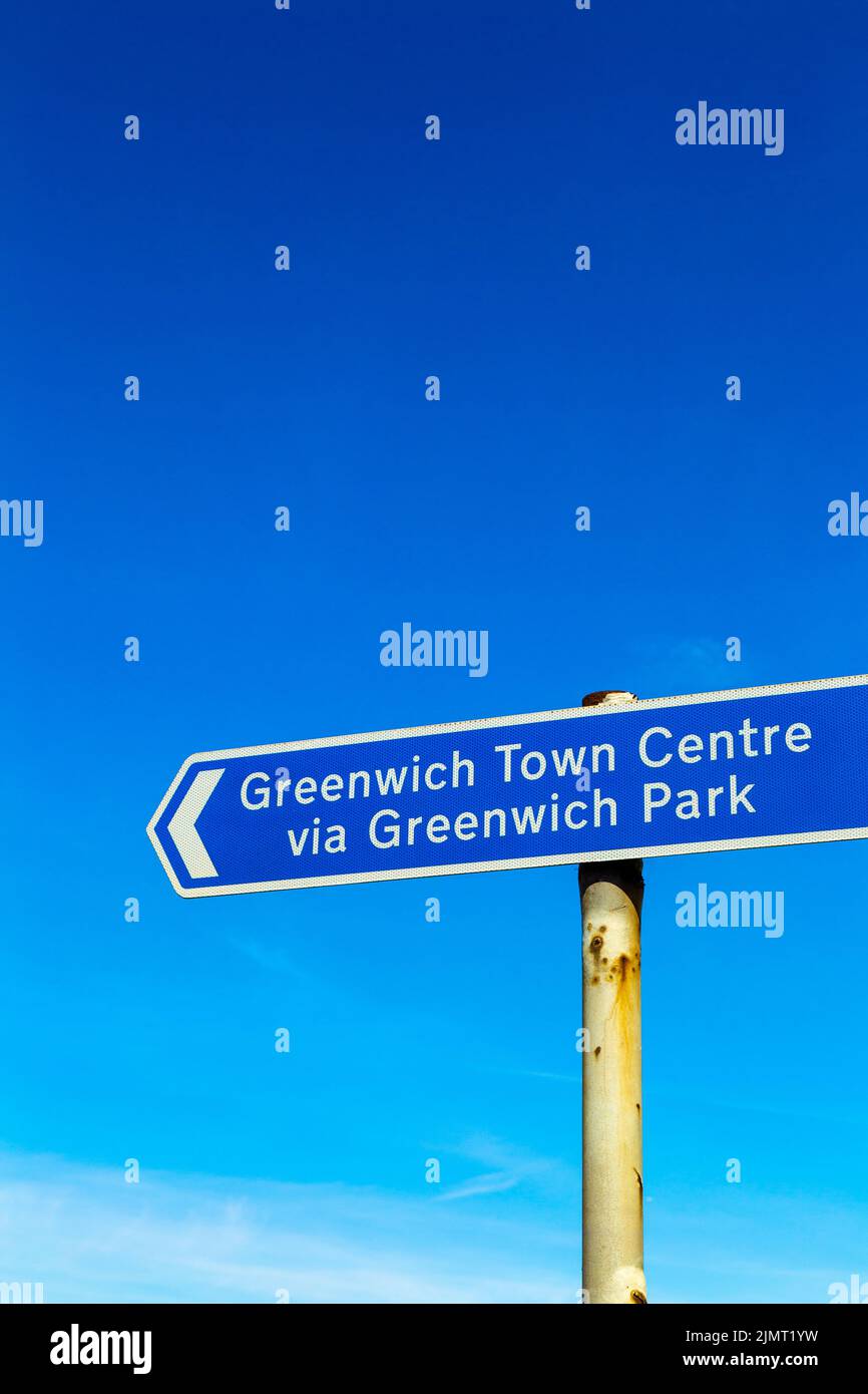 Wegweiser in Richtung Greenwich Town Centre, London, Großbritannien Stockfoto