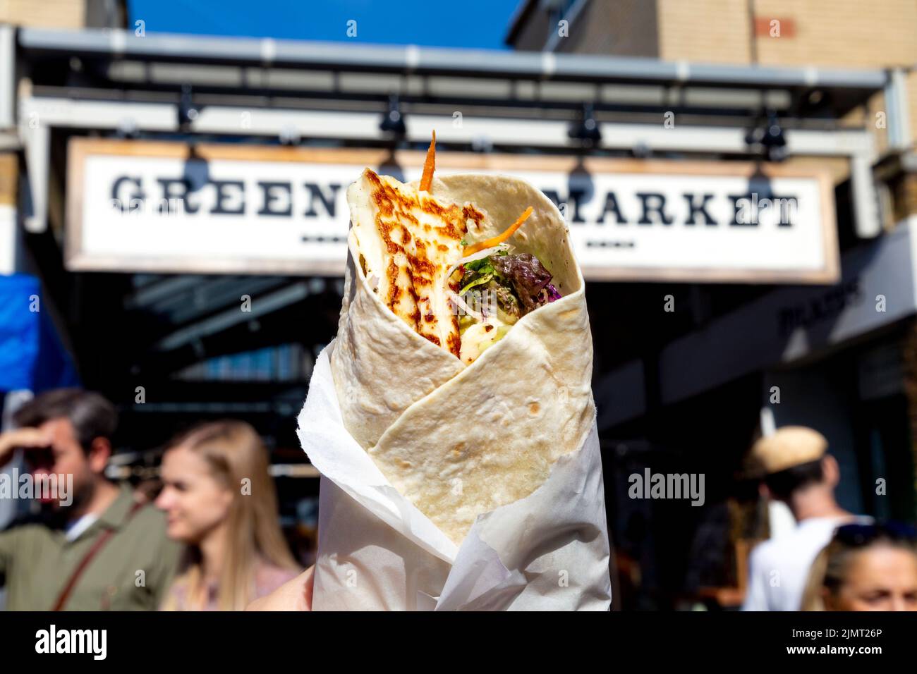 Halloumi Wrap von Victus & Bibo in Greenwich Market, London, Großbritannien Stockfoto