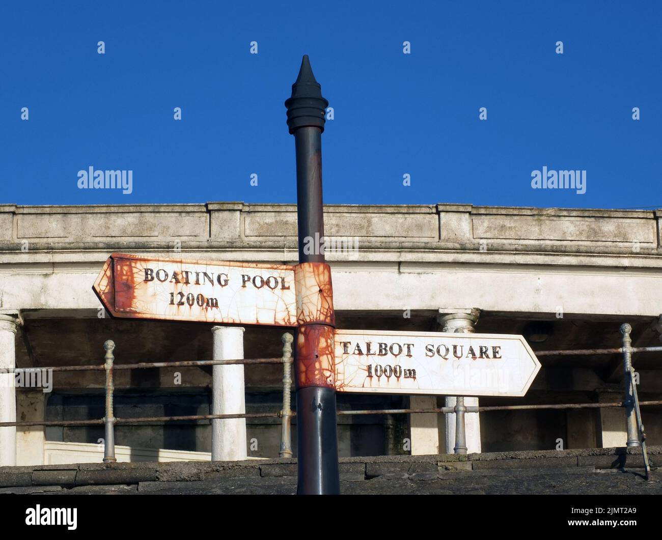 Alte Wegweiser für den Bootspool und den talbot-Platz an der Fußgängerpromenade in blackpool Stockfoto