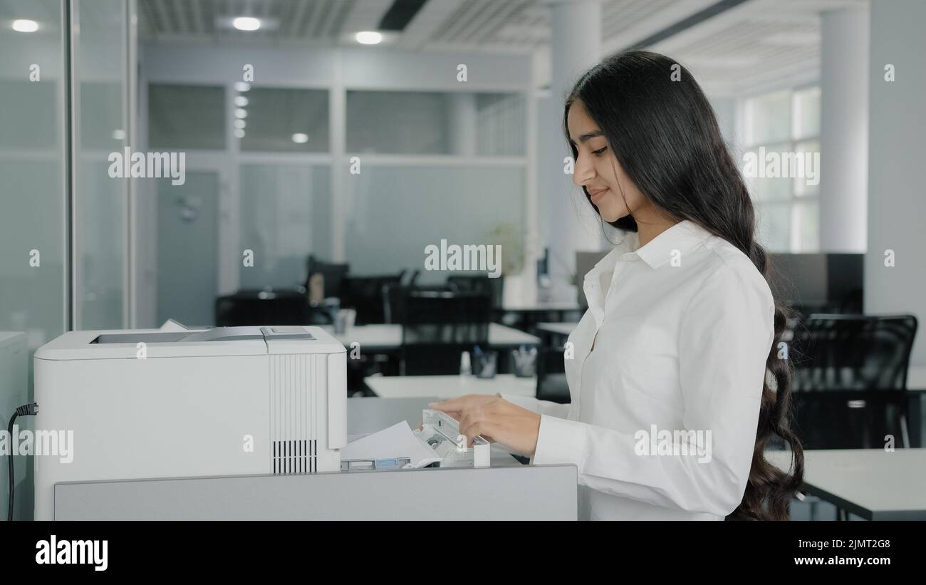 Arabisch hispanische Geschäftsfrau Mädchen Arbeiter Sekretärin macht Kopien auf Kopierer verwenden Büroausstattung Druckmaschine replizieren Papiere senden Fax drucken Stockfoto