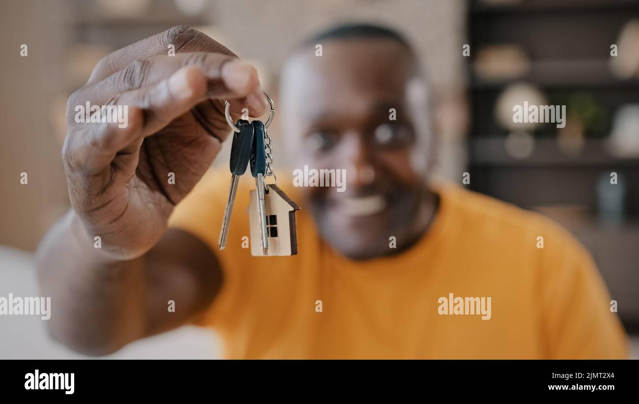 Reifer afroamerikanischer Mann glücklicher Hausbesitzer männlicher immobilienkaufmann zeigt einen Haufen Schlüssel von neuem Anwesen Wohnung gemietet Haus aufgeregt glücklich Erwachsener Senior Stockfoto
