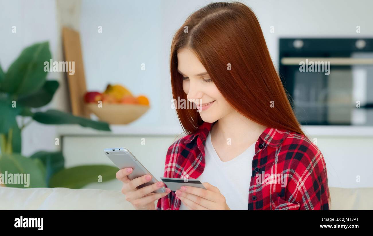 Zufriedene kaukasische Käuferin Kunde gibt Anzahl der Bankkreditkarte für finanzielle Transaktion in Handy-App macht spenden zahlt Internet Stockfoto