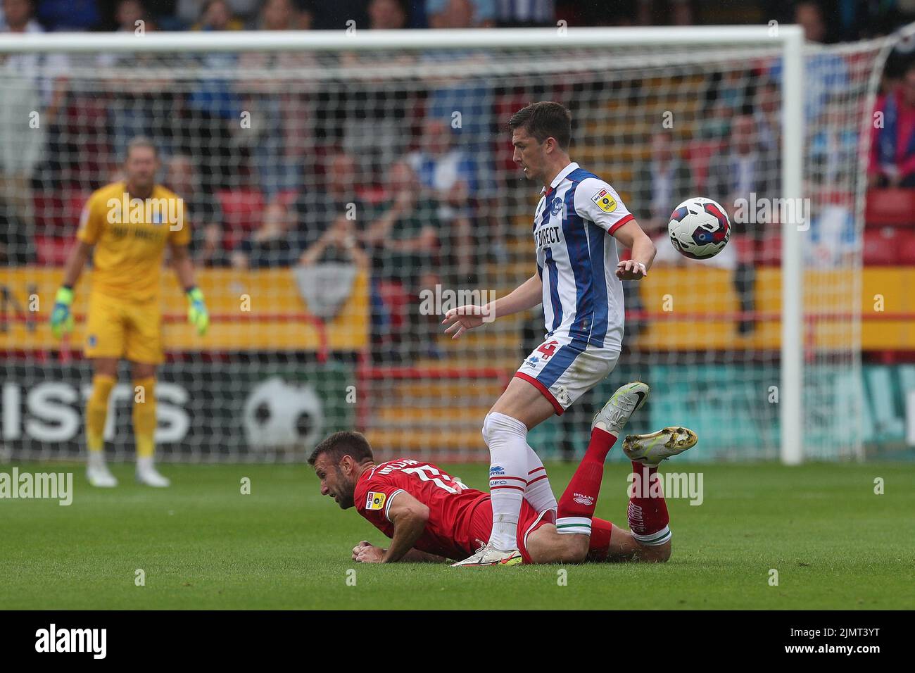 Alex Lacey von Hartlepool United im Einsatz mit Andy Williams von Walsall während des Sky Bet League 2-Spiels zwischen Walsall und Hartlepool United am Samstag, den 30.. Juli 2022 im Banks's Stadium, Walsall. (Kredit: Mark Fletcher | MI News) Stockfoto