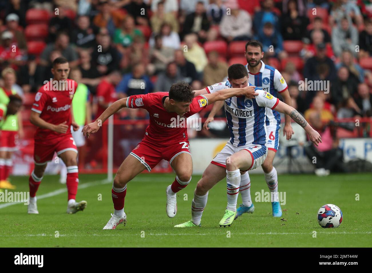 Isaac Hutchinson von Walsall im Einsatz mit Jake Hastie von Hartlepool United während des Sky Bet League 2-Spiels zwischen Walsall und Hartlepool United am Samstag, den 30.. Juli 2022 im Banks's Stadium, Walsall. (Kredit: Mark Fletcher | MI News) Stockfoto