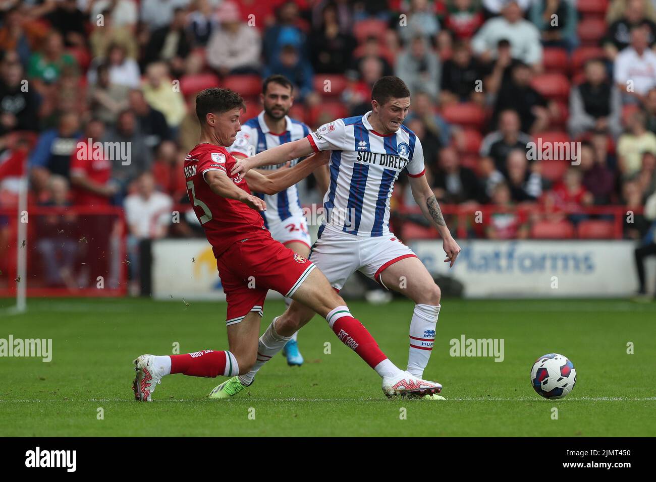 Isaac Hutchinson von Walsall im Einsatz mit Jake Hastie von Hartlepool United während des Sky Bet League 2-Spiels zwischen Walsall und Hartlepool United am Samstag, den 30.. Juli 2022 im Banks's Stadium, Walsall. (Kredit: Mark Fletcher | MI News) Stockfoto