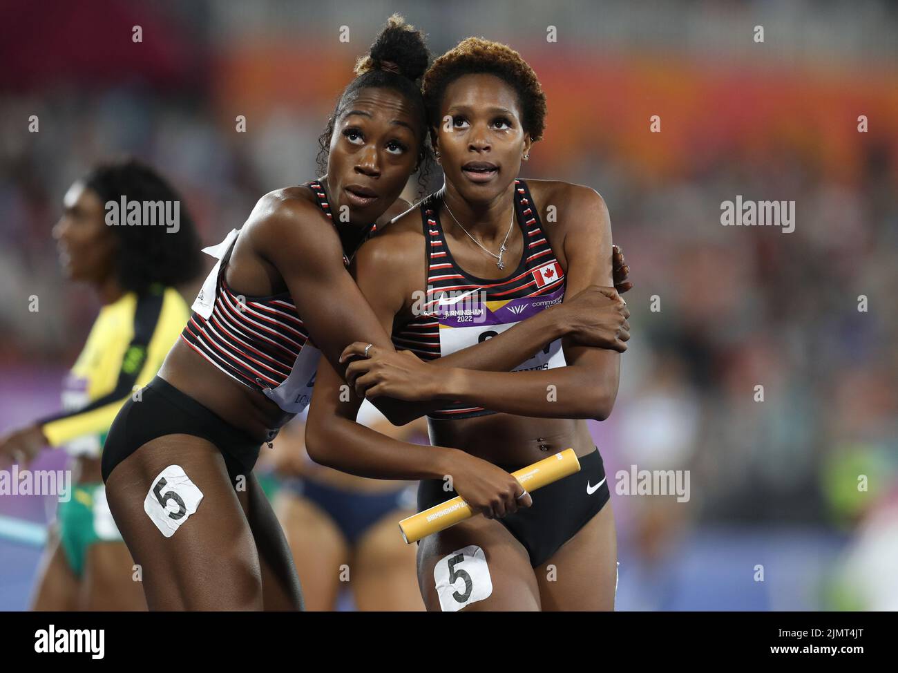 Birmingham, Großbritannien. 7. August 2022. Kyra Constantine (R) und Micha Powell aus Kanada nach der 4 x 400m-Staffel der Frauen am 10. Tag der Commonwealth Games im Alexander Stadium in Birmingham. Bildnachweis sollte lauten: Paul Terry Kredit: Paul Terry Foto/Alamy Live News Stockfoto