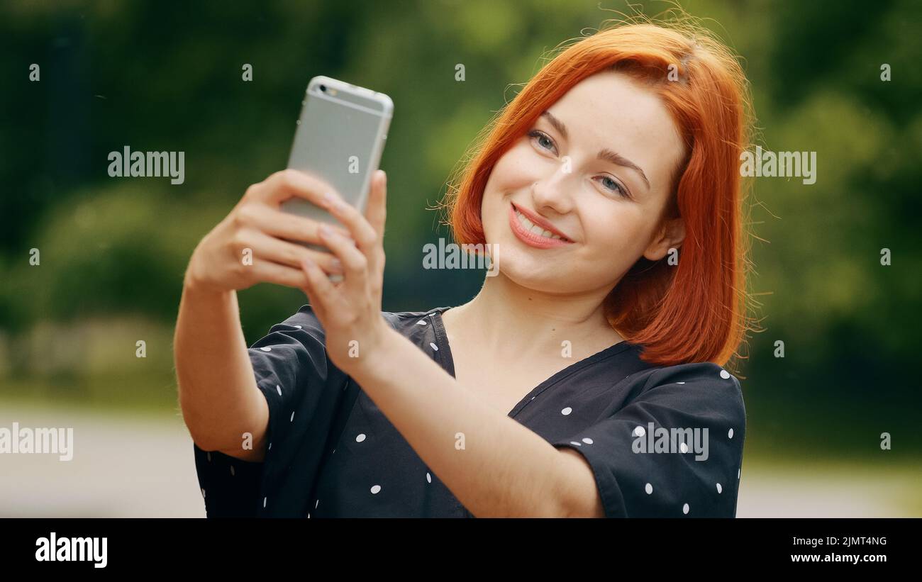 Schöne kaukasische rothaarige Mädchen stilvolle Modell Frau blogger nimmt Selfie Foto Selbstbewunderung Aufzeichnungen Video Lifestyle Blog auf modern Stockfoto