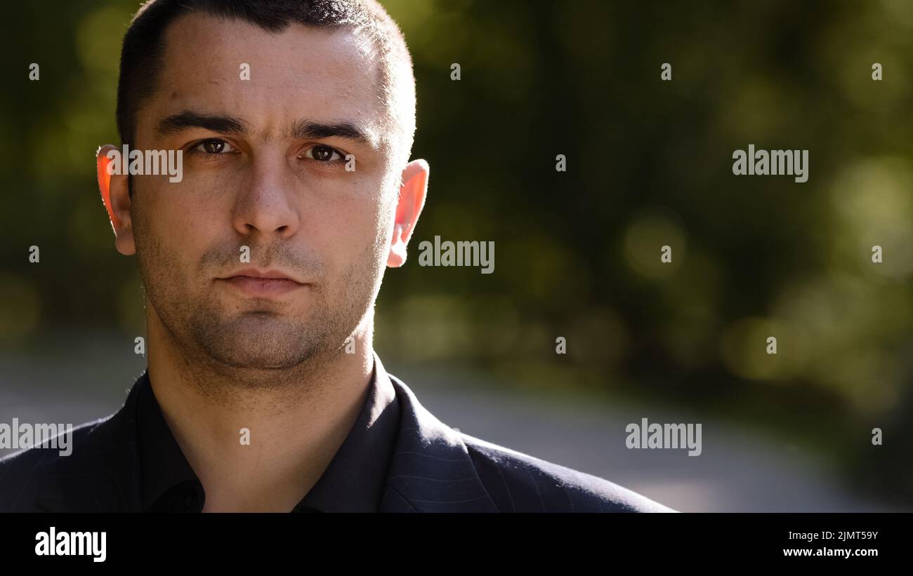 Nahaufnahme Porträt von ernst kaukasischen Millennial 30s elegant hispanischen Geschäftsmann Chef Direktor Investor Blick auf die Kamera posiert männlich intelligenten Menschen Stockfoto