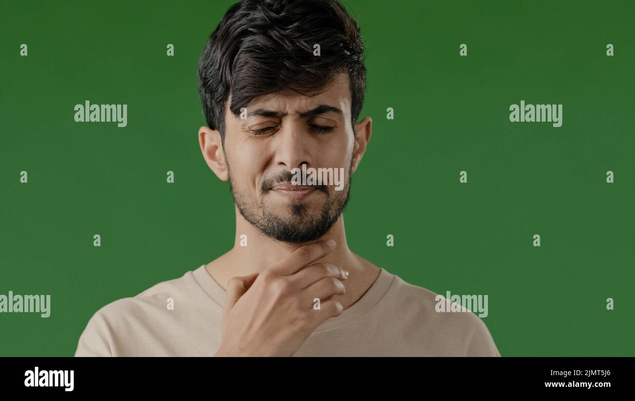 Indischer kranker junger arabischer Mann Berührung Hals leiden Angina hat Halsschmerzen ungesunder Kerl schmerzhafte Schwalbe Gefühl Unbehagen Coronavirus Krankheit Symptom Stockfoto