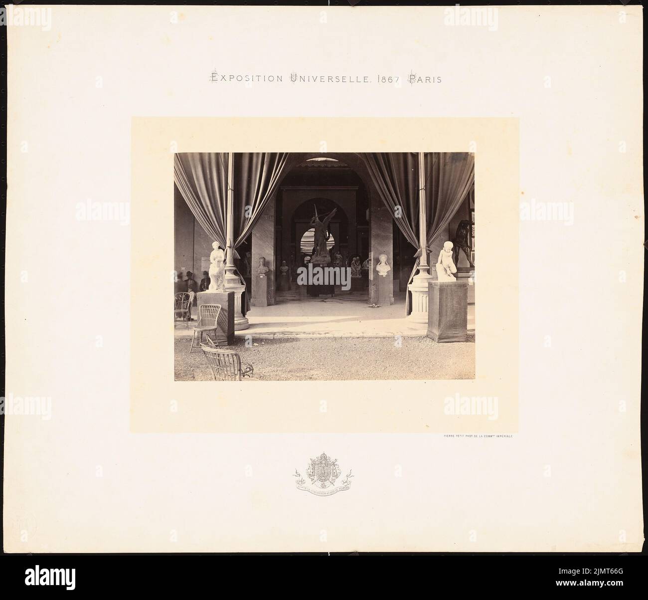 Unbekannter Architekt, Weltausstellung 1867, Paris. Italienischer Pavillon (1867): Blick in den offenen Pavillon mit Skulpturen. Foto auf Papier, auf Karton, 44,2 x 51,6 cm (einschließlich Scankanten) N.N. : Weltausstellung 1867, Paris. Italienischer Pavillon Stockfoto