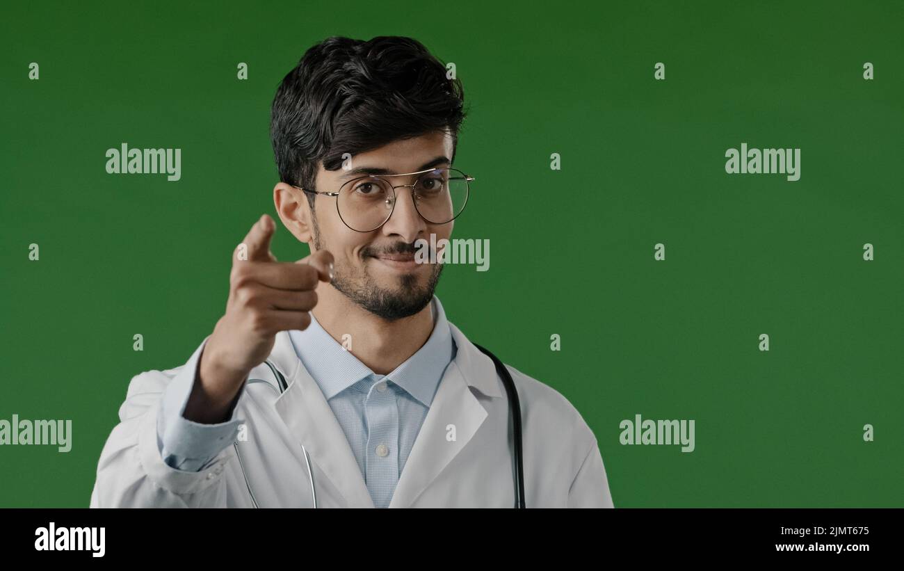 Arabischer Arzt Mann lächelnd hispanic männlich Arzt hebt Zeigefinger warnt Sie aufmerksam Unglauben Blick auf Kamera Ausdruck ironischen Emotionen zu sein Stockfoto