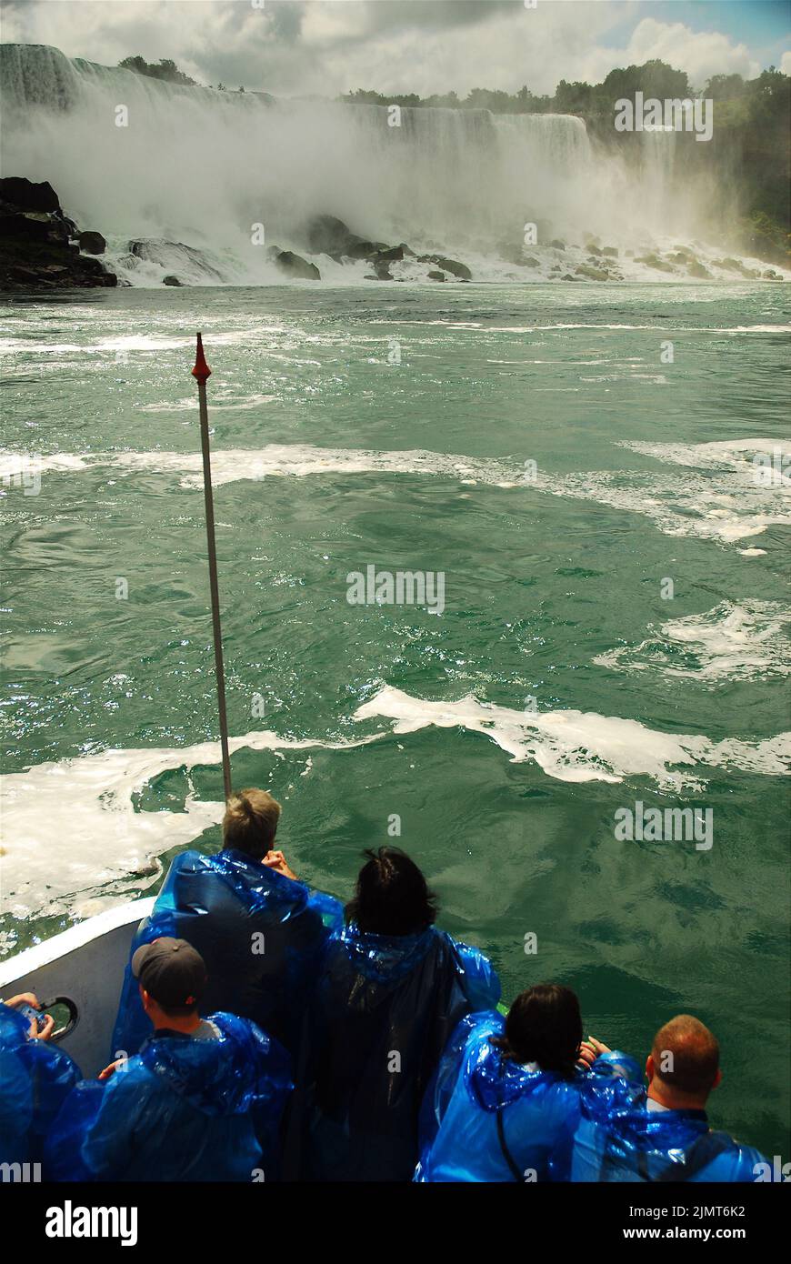 Das Ausflugsboot Maid of the Mist mit einer Gruppe von Touristen zieht aus dem Dock und fährt in Richtung der Kaskaden der Niagarafälle in Ontario, Kanada Stockfoto