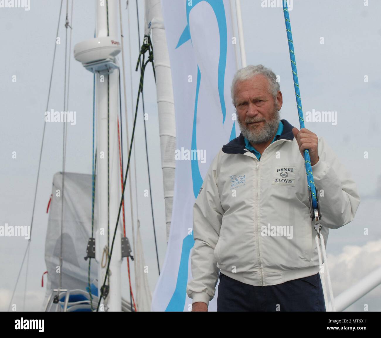 Der legendäre Seemann Sir Robin Knox-Johnston ist gestern (Mittwoch) um die Welt aufgesetzt – 37 Jahre nachdem er der erste Mann war, der alleine und ohne Unterbrechung rund um den Globus segelte. Sir Robin, 67, der älteste Kapitän, der am Wettbewerb teilnahm, verließ Portsmouth, Hants, mit seinem Boot Saga Insurance auf dem Weg nach Spanien zum Start des fünf-Ozeane-Rennens am 22. Oktober. Das Rennen besteht aus drei Etappen, mit Zwischenstopps auf der 30.000 Meilen langen Strecke in Freemantle, Western Australia und Norfolk, USA. PIC mike Walker, 2006 Stockfoto