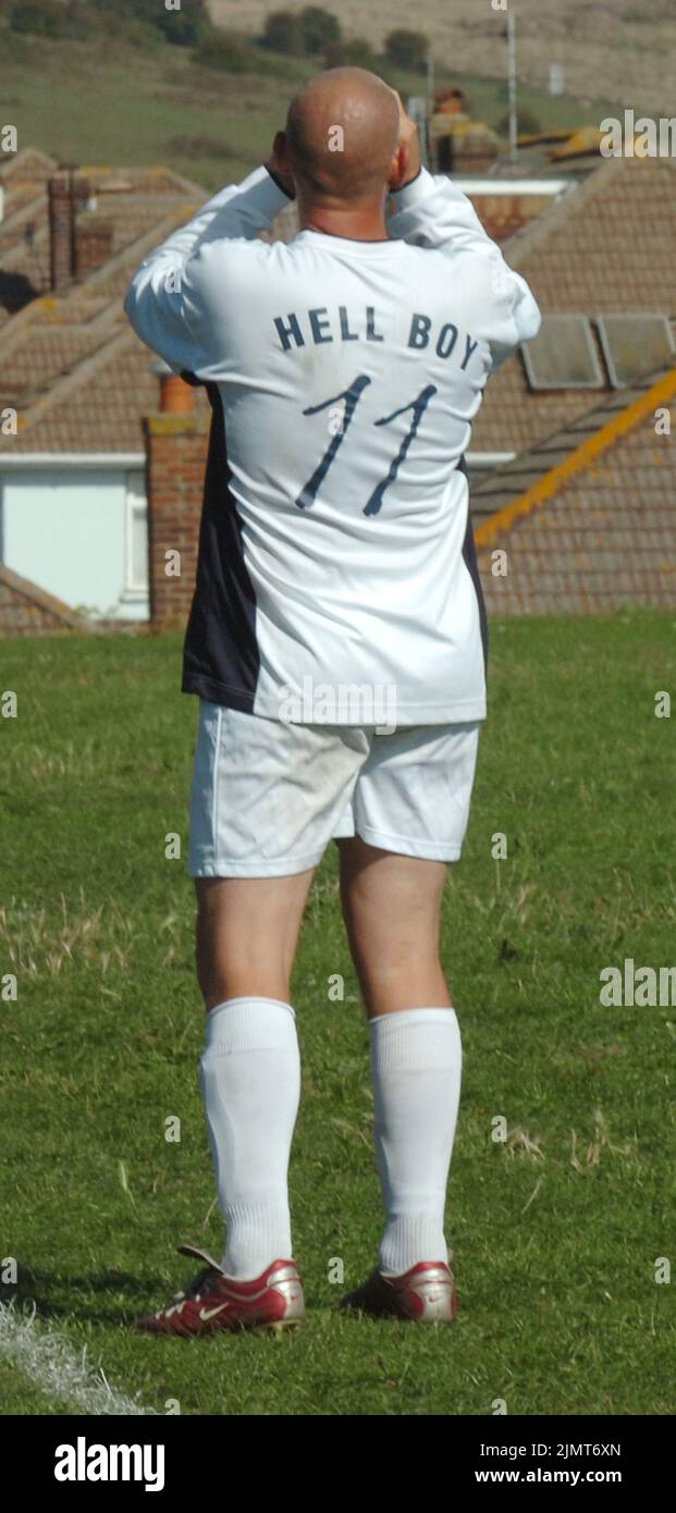 DIE SUPERHELDEN-FUSSBALLMANNSCHAFT BRIGHTON SUNDAY LEAGUE STEHT DER ECHTEN NEVILLE MIT IHREN SUPERHELDEN-SPIELERNAMEN GEGENÜBER. DER HÖLLENJUNGE WARTET DARAUF, WIEDER AUF DEN PLATZ ZU KOMMEN. PIC MIKE WALKER, 2006 Stockfoto