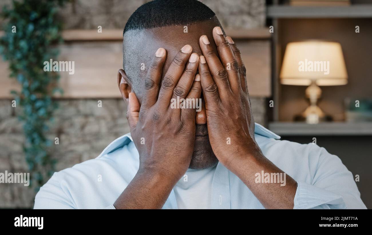 Männlich Porträt glücklich Gesicht Comic reifen afroamerikanischen Mann emotional gut aussehend Erwachsene verspielt Rentner bedeckt Kopf mit Handflächen versteckt Gesicht tun Grimassen Stockfoto
